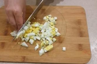 Варіант салату з тунцем і яйцями інгредієнти 2