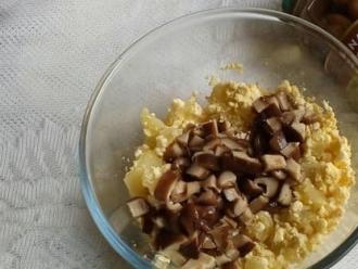 Рецепт "Олів'є" з маринованими грибами інгредієнти 3