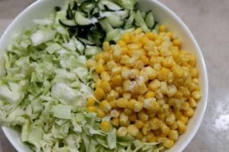 Рецепт з кукурудзою, огірками і капустою інгредієнти 4