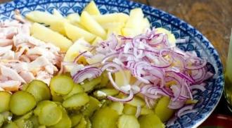 Картопляний салат з огірками і куркою інгредієнти 4