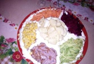 Салат "Ромашка" з ковбасою інгредієнти