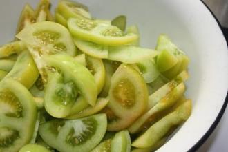 Пікантний салат із зелених помідорів інгредієнти 3