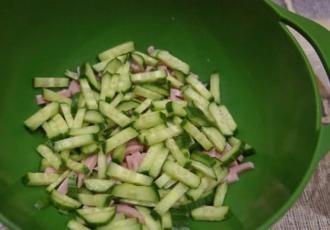 Легкий салат з шинкою і огірком інгредієнти 3