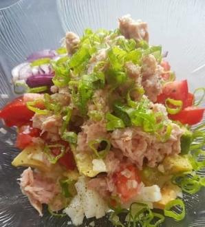 Легкий салат з авокадо і тунця інгредієнти 4