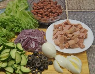 Свіжий салат з тунцем і квасолею інгредієнти 4