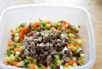 Пікантний рецепт салату з шпротами інгредієнти 4