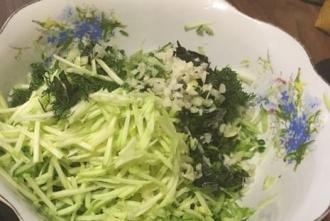 Літній салат з огірків і кабачків інгредієнти 4