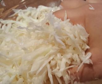 Салат з квашеної капусти простий інгредієнти 5