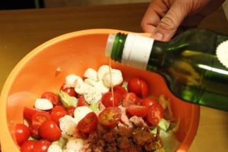 Легкий салат з тунцем і моцарелою інгредієнти 5