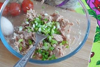 Теплий салат з тунцем і бринзою інгредієнти 6
