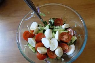 Салат з молодою капустою і моцарелою інгредієнти 6