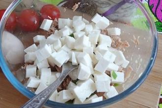 Теплий салат з тунцем і бринзою інгредієнти 7