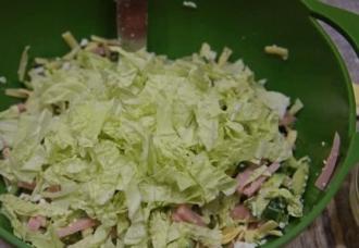 Легкий салат з шинкою і огірком інгредієнти 7