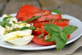 Салат з томатів і моцарелли із заправкою інгредієнти 7