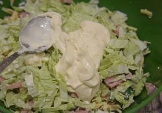 Легкий салат з шинкою і огірком інгредієнти 9