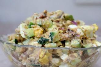 Лёгкий салат с мидиями и перепелиными яйцами