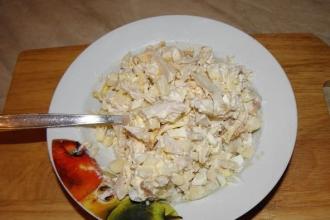 Кальмаровий салат з яєчними млинцями інгредієнти 10