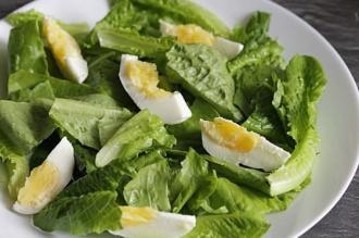 Рецепт салату з беконом і яйцями 3