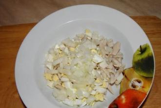 Кальмаровий салат з яєчними млинцями інгредієнти 4
