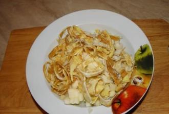 Кальмаровий салат з яєчними млинцями інгредієнти 7